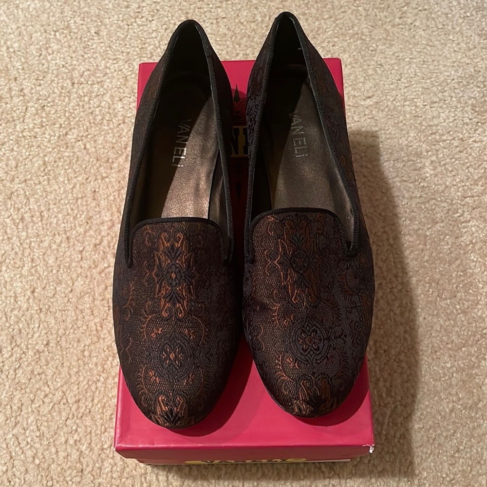 Vaneli Arlen Brown Flat Women’s 8